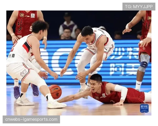 场边观战的影视明星引发观众区小规模骚动，安保迅速介入